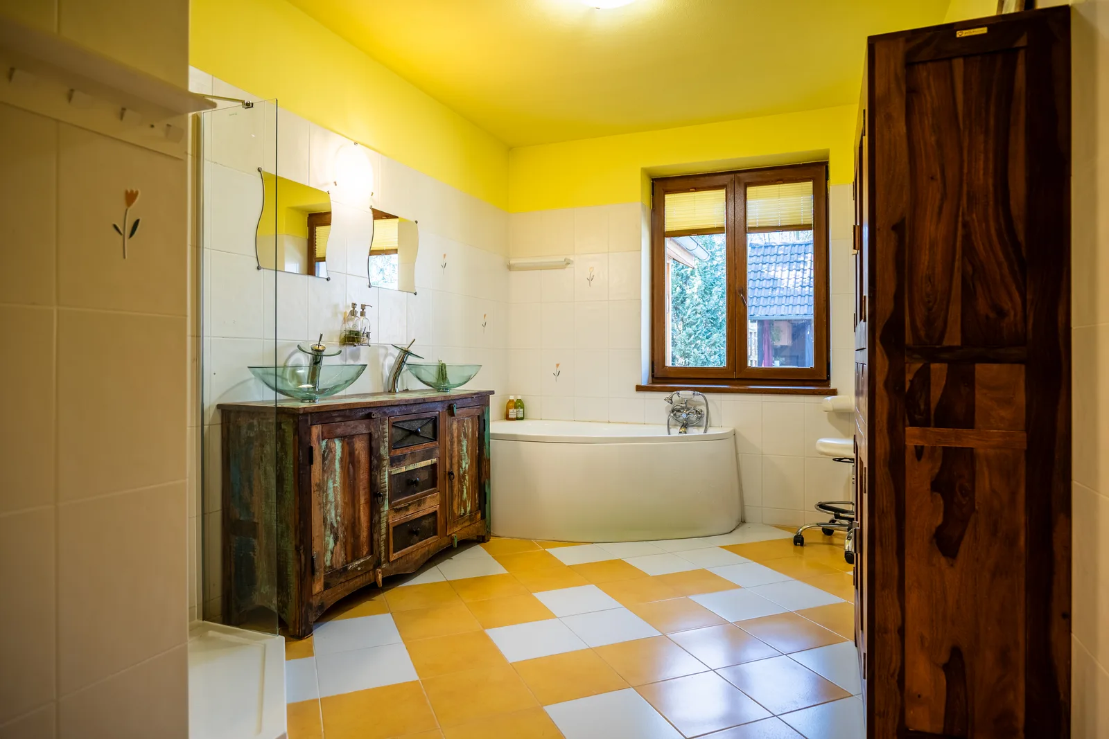 Main bathroom